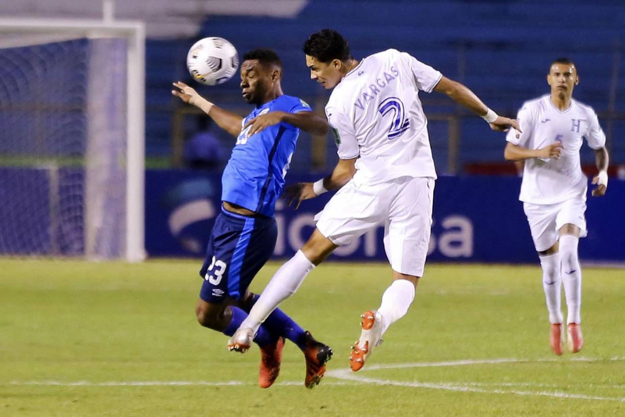 Allans Vargas saltando por el balón con el salvadoreño Brayan Gil.