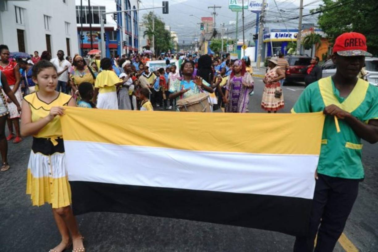 La bandera garífuna encabeza este desfile celebrado en San Pedro Sula.