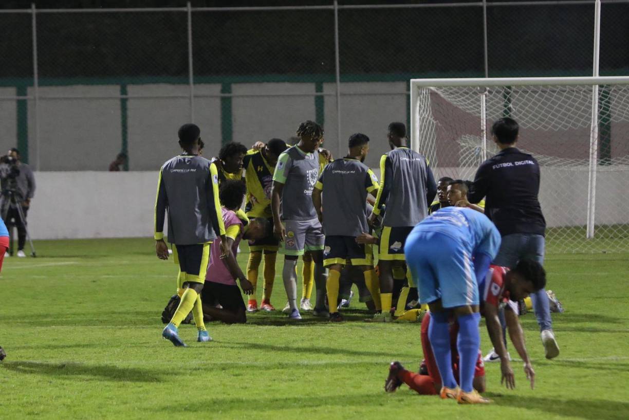 El contraste de los festejos del Génesis y la reacción de los futbolistas de la Real Sociedad tras el 3-2 en Comayagua.