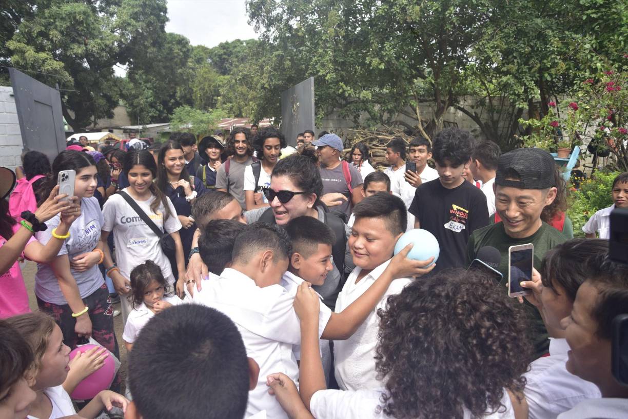 Shin dijo: “Muchas gracias al equipo de LA PRENSA, porque me hicieron saber de esta escuela, me mandaron las fotos y vídeos hace unos meses y me conmovieron, como ven atrás de mi, ahí bajo esta champa estudian los niños más pequeños por falta de aulas, cuando llueve hay que estarse moviendo, es una situación crítica, son los mismos niños que perdieron todo en las inundaciones varias veces, pero eso ya se terminó, cuando terminemos con la construcción de este proyecto, nunca más van a tener que vivirlo, van a tener sus aulas y cuando llueve esto estará diseñado para aguantar cualquier llena y albergar en la segunda planta”.