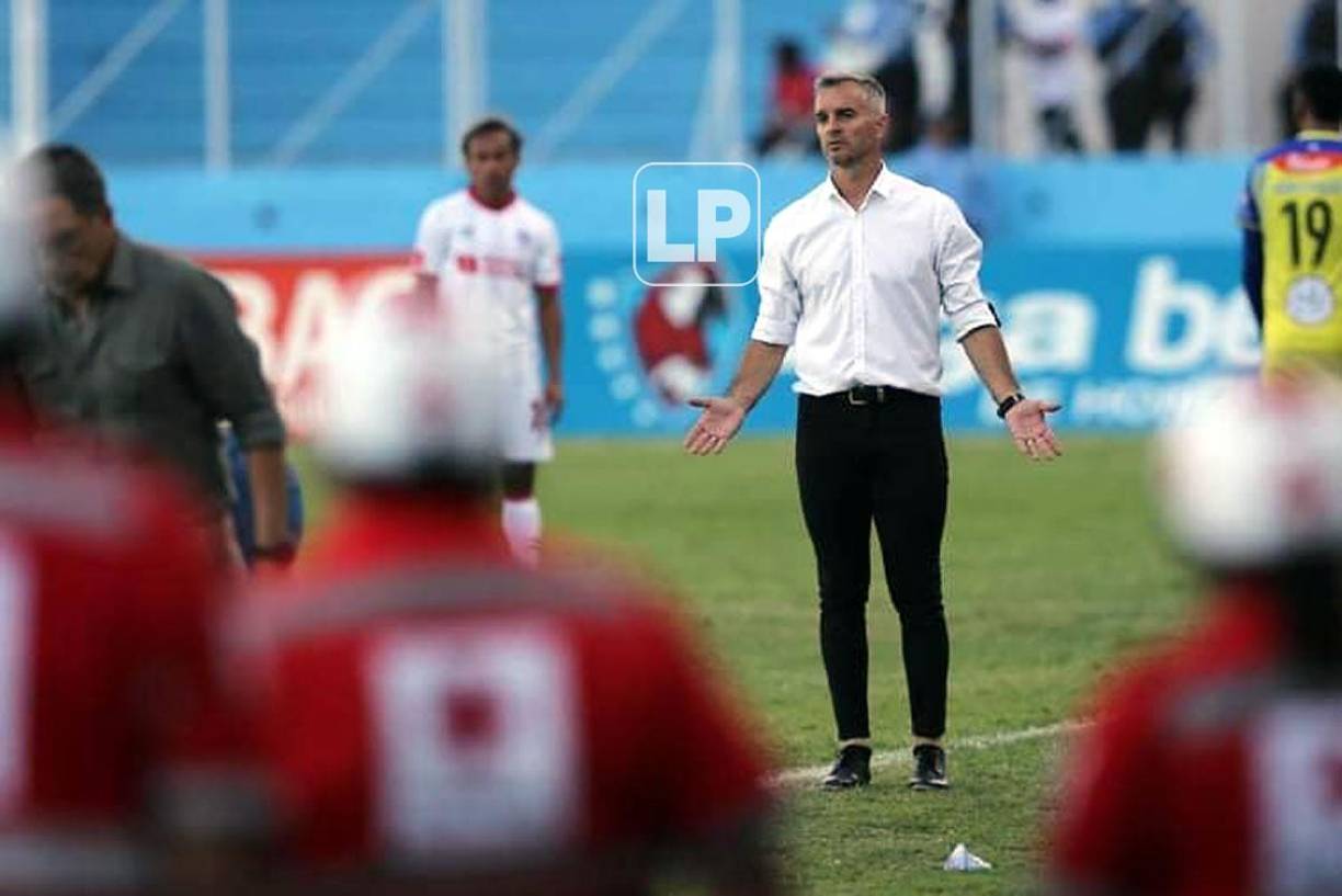 El entrenador argentino Pablo Lavallén lució este ‘look‘ en su primera vez en el estadio Nacional.