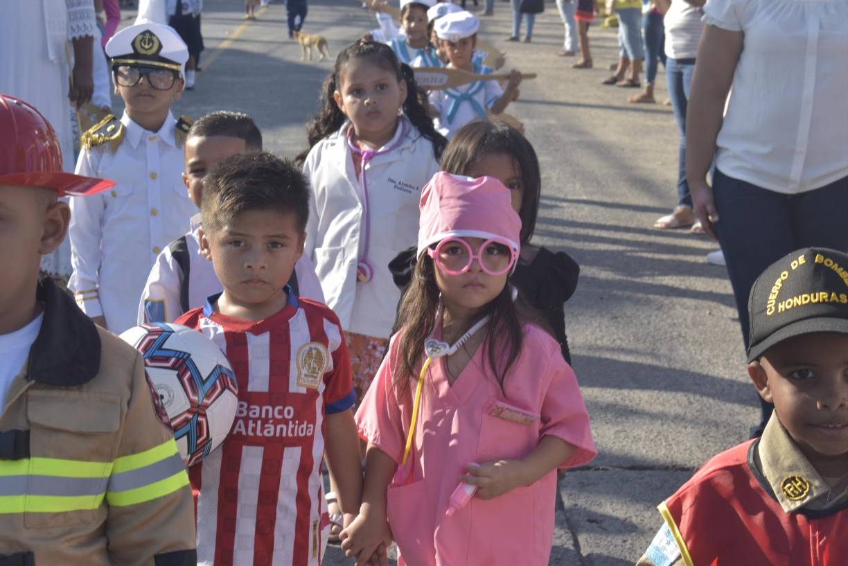 Bomberos, futbolistas, policías y enfermeras fueron algunas de las representaciones que hicieron los alumnos de prebásica durante los desfiles patrios. 