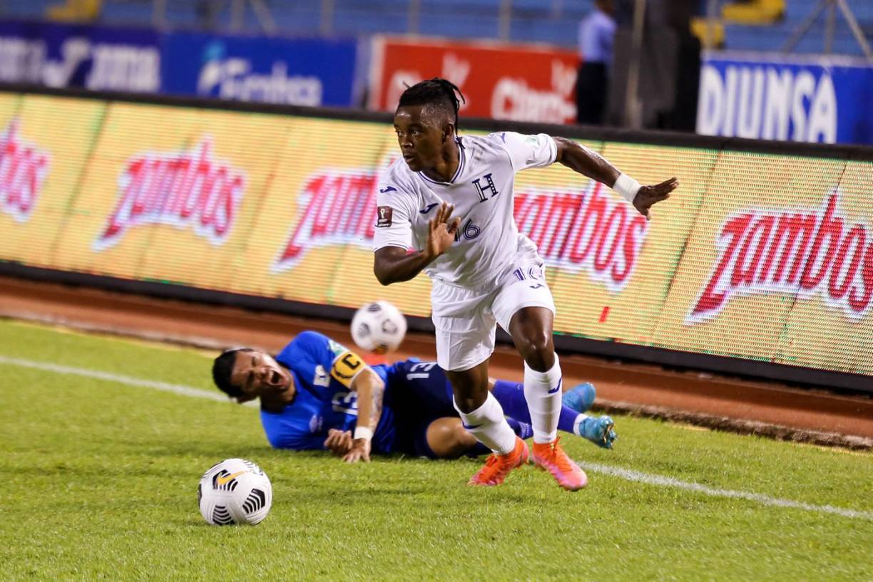 Wisdom Quayé volvió a ser titular con la Selección de Honduras. En esta jugada superó a Alexander Larin.