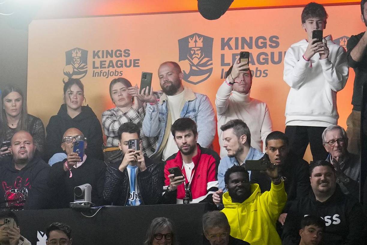 Entre los espectadores, hubo caras conocidas como las futbolistas del Barcelona, Patri Guijarro y Clàudia Pina, el boxeador Sandor Martín o Xavier Trias, exalcalde de Barcelona. Tampoco podía faltar Gerard Piqué, presidente de la Kings League.
