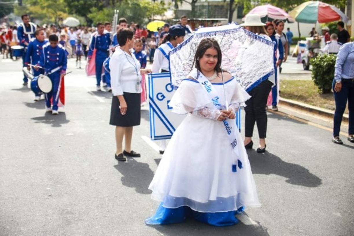 Esta estudiante IMDEE se mostró orgullosa de desfilar como Señorita Independencia.