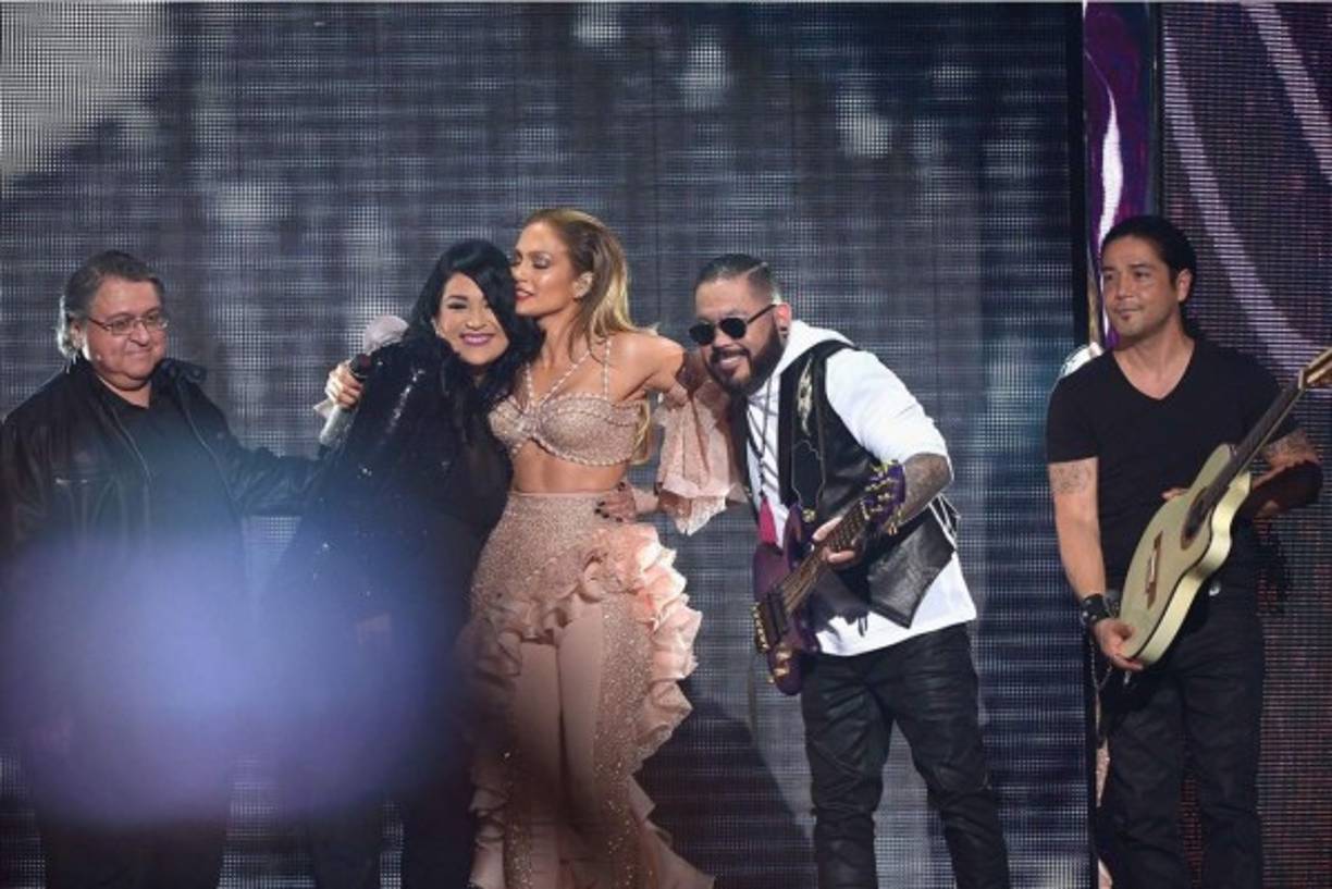 Jennifer López cantó junto a Chris Pérez, quien tocó la guitarra. Amor prohibido, Bidi Bidi Bam Bam y Amor Prohibido fueron algunos de los temas que cantó la diva puertorriqueña.<br/>