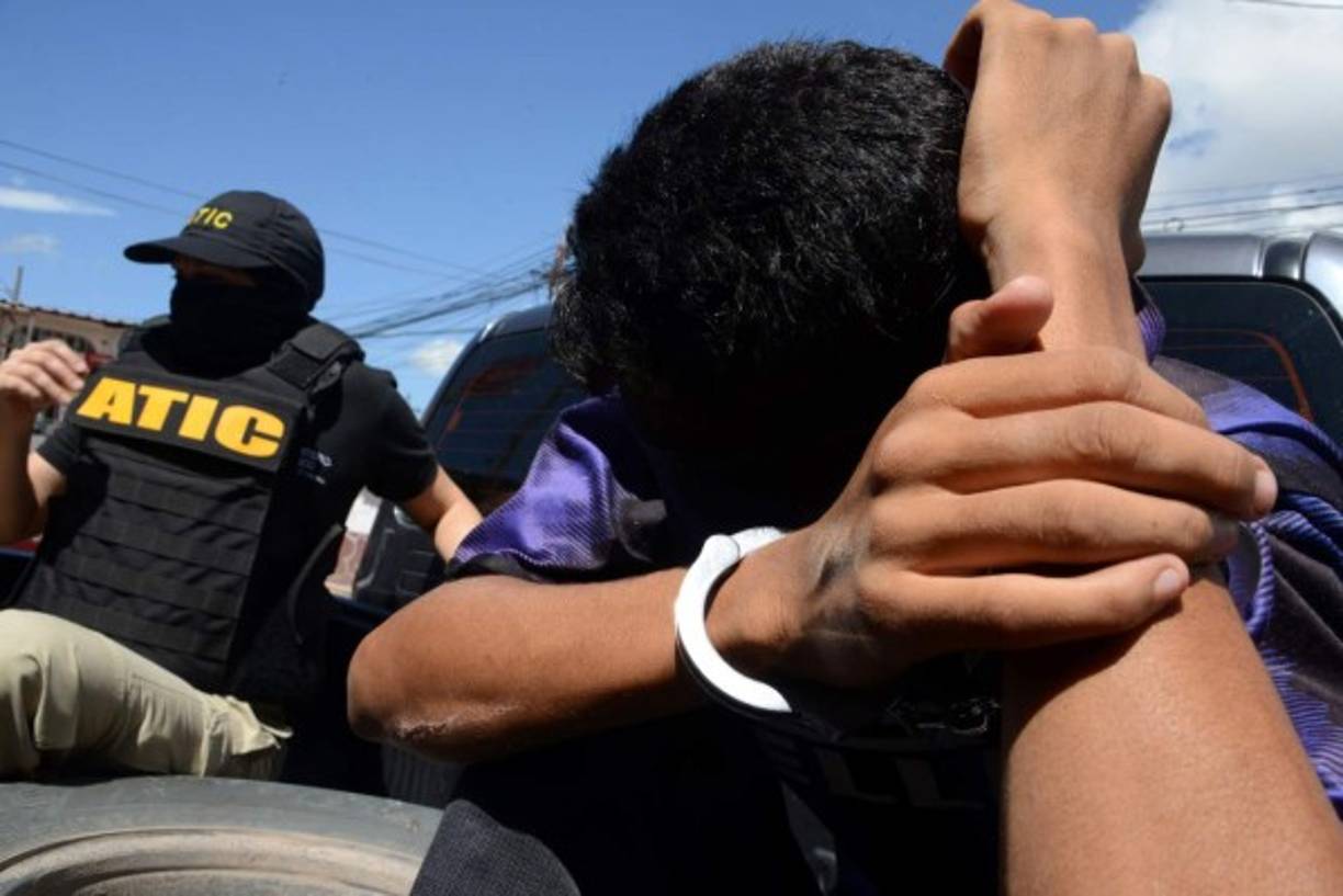 Un pandillero detenido se cubre el rostro. Usaid dice que en Honduras hay unos 36,0000 pandilleros de ambas bandas, pero la policía hondureña estima que son 25,000.