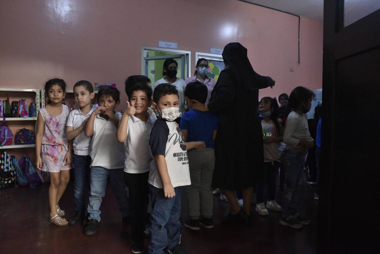 En cuanto a la educación mixta: “Prácticamente, ahorita vamos hasta sexto grado, mixto bilingüe, pero lo hemos abierto hasta noveno grado, es decir, si algún joven quiere matricularse en séptimo, octavo y noveno, lo recibimos sin problema”, expresa la directora.