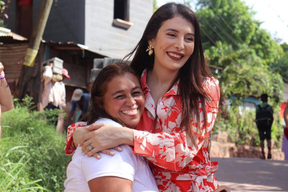 La diputada por el departamento de Francisco Morazán en la entrevista tildó de dictador al presidente del Congreso Nacional, Luis Redondo.