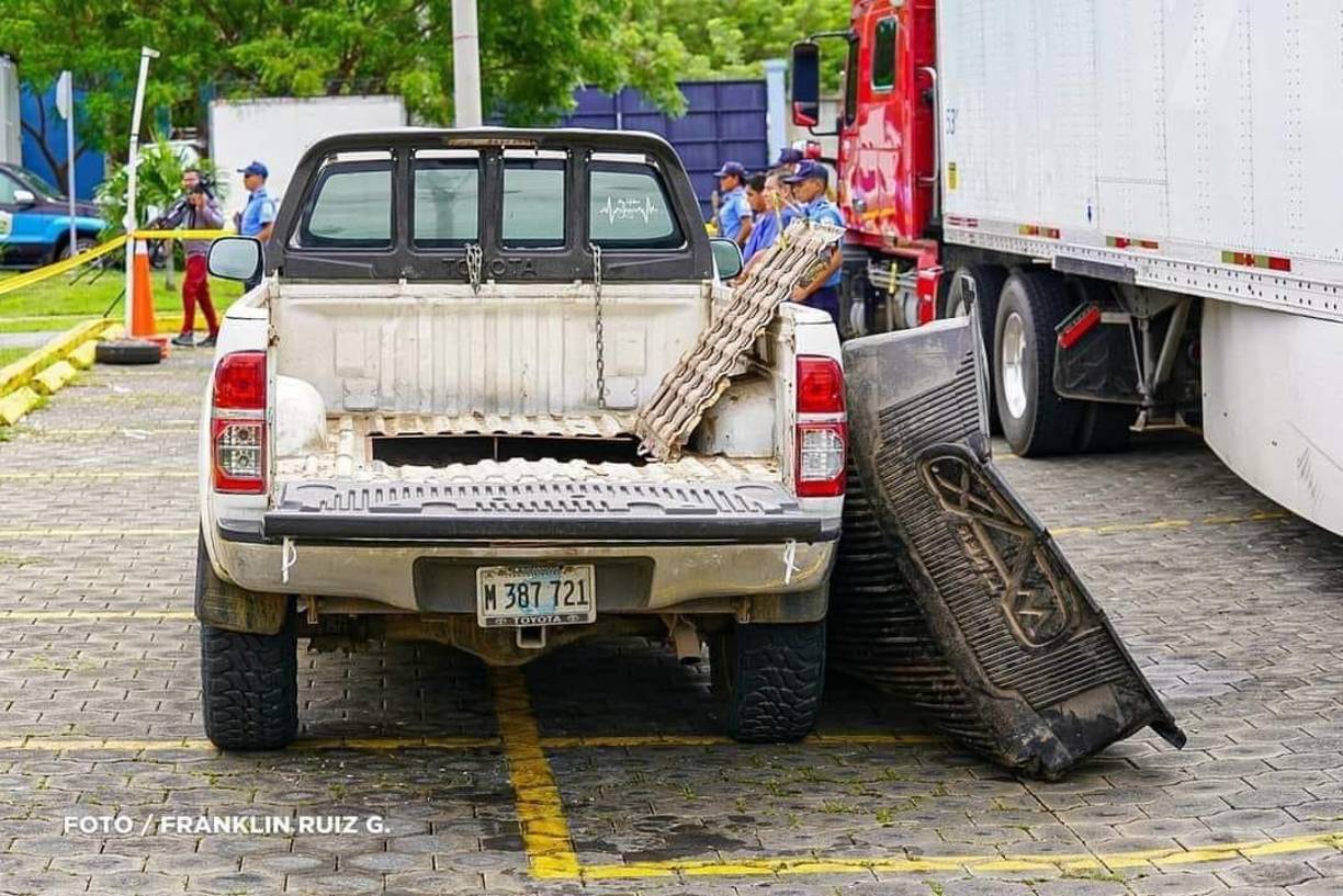 La droga y los dólares eran transportados en un furgón y una camioneta Toyota Hilux de color blanco, Placa M 387-721.