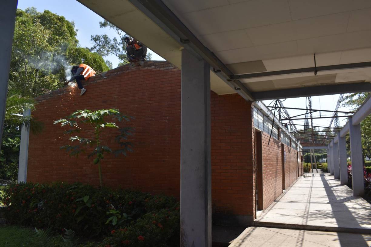 Los trabajos avanzan sin parar, con los pocos recursos disponibles se están mejorando los techos de muchas aulas construidas en 1969.