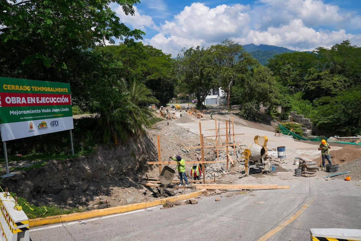 Asimismo, la construcción de muros de contención, aceras de un ancho de 1.50 metros en ambos extremos del vado, se incluye pretiles metálicos para seguridad del peatón.