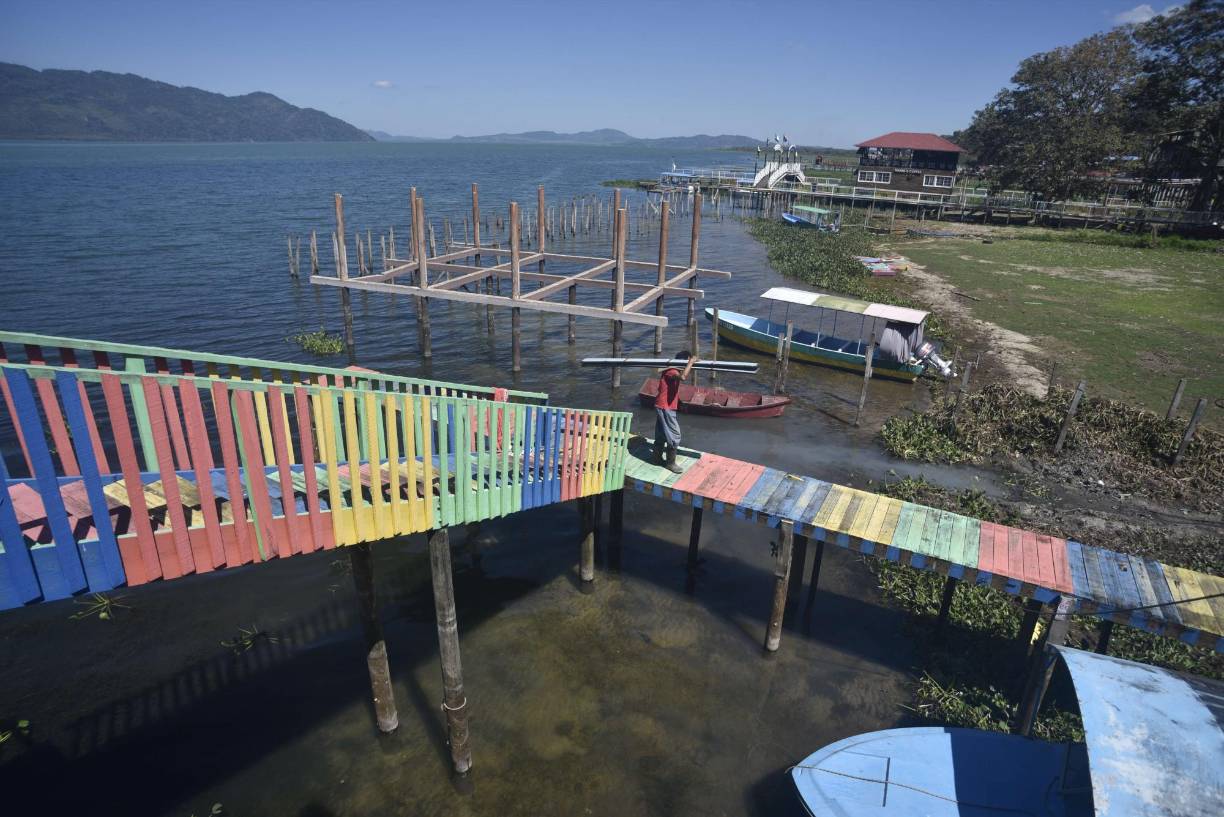 Los dueños de los 22 muelles, ubicados en el sector de Taulabé y Santa Cruz de Yojoa, comenzaron a desmantelar sus muelles desde ayer y solicitaron el apoyo de los hondureños para que continúen visitando el Lago.
