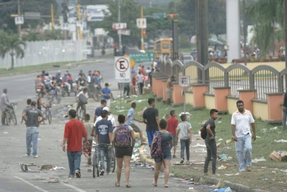 Mientras los comerciantes tratan de hacer un recuento de los daños, los saqueadores intentan seguir robando lo que queda.