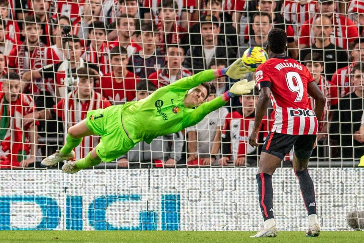 Marc-André ter Stegen salvó al Barcelona con esta enorme volada tras un disparo de Iker Muniain.
