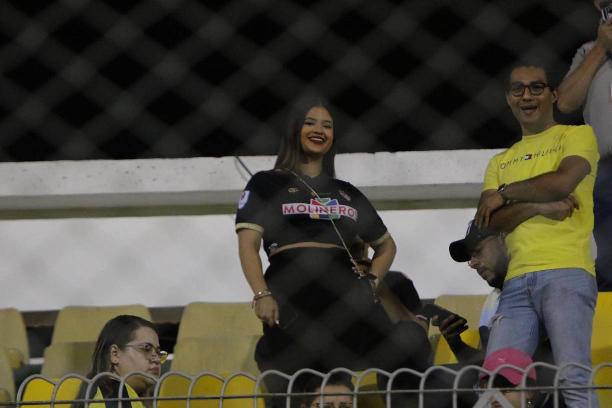 ¡Qué hermosa! Esta bella chica también acompañó al equipo tocoeño que soñaba con seguir avanzando en el torneo. 