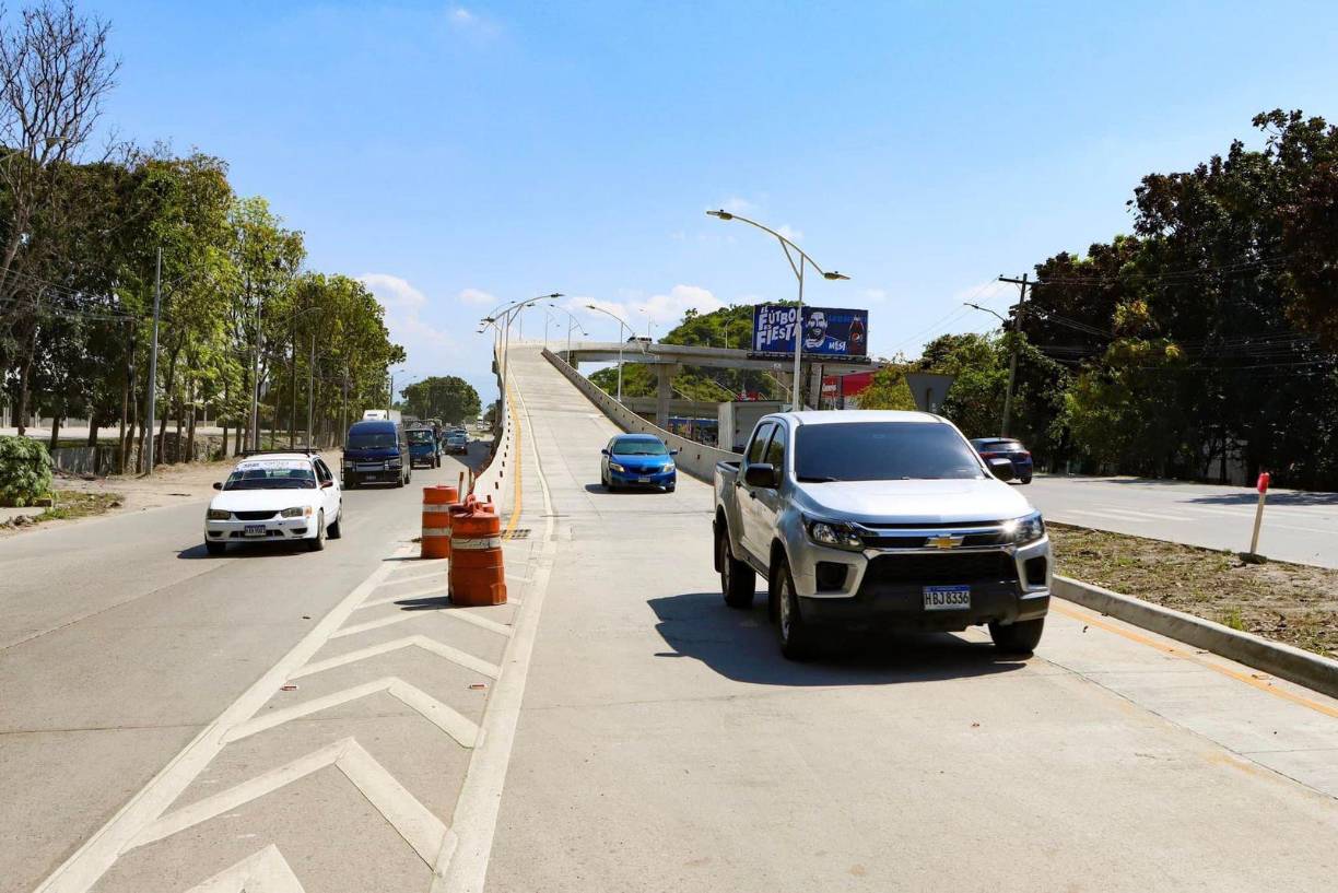 El paso a desnivel, por el que ya transitan conductores, conecta la 33 calle y la intersección con el bulevar del este, que conduce hacia el centro de San Pedro Sula.