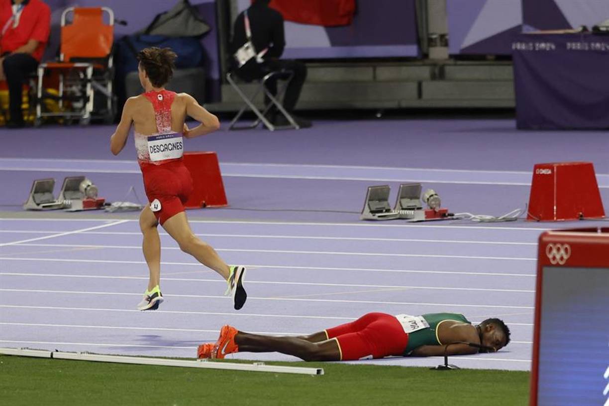 Sus competidores continuaron con la carrera mientras Girma seguía tendido en el suelo tras el duro golpe.