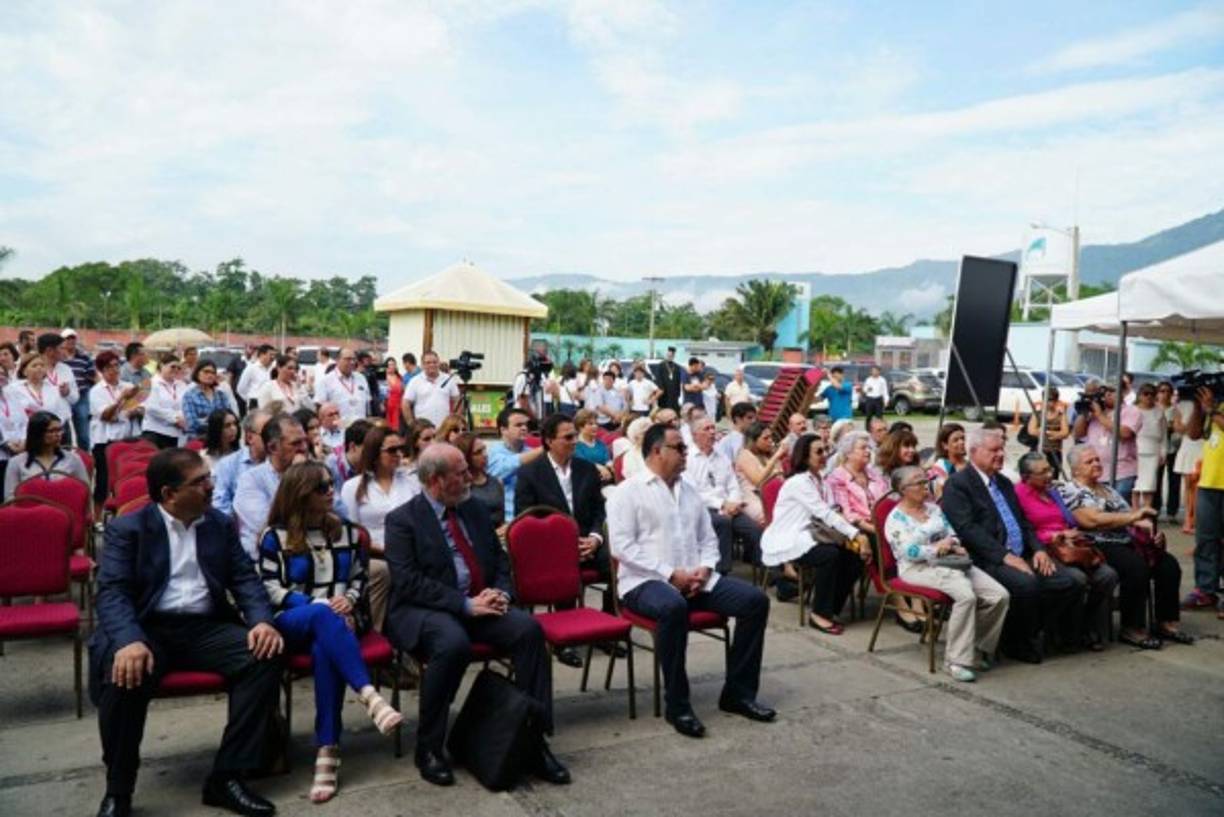 El alcalde Armando Calidonio junto a miembros de la Cámara de Comercio e Industrias de Cortés durante la inauguración.