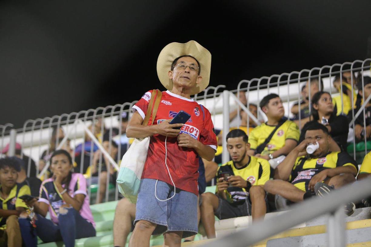 El fiel aficionado de la Real Sociedad, el japonés Masaaki Kawagishi, también se hizo presente en la gran fiesta y acompañó al club de Tocoa a la casa del Génesis. 