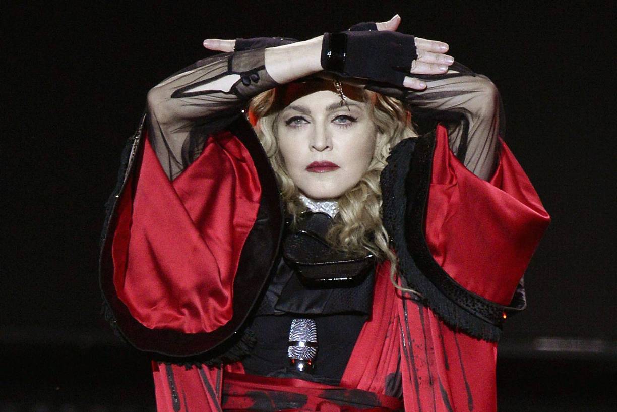 Madonna ha sido hospitalizada debido a una infección “grave”. Este miércoles, el gerente de talentos y productor Guy Oseary anunció en Instagram que la cantante de “Material Girl”, de 64 años, estaba en la UCI debido al problema de salud y que ahora se está recuperando.