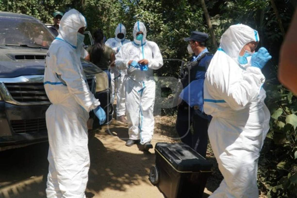 El cuerpo presenta varios impactos de bala en el rostro y fue hallado en estado de descomposición; además, viste una calzoneta blanca.<br/><br/>Los agentes policiales señalaron que la víctima se encuentra a unos 35 metros del margen derecho superior de la carretera.