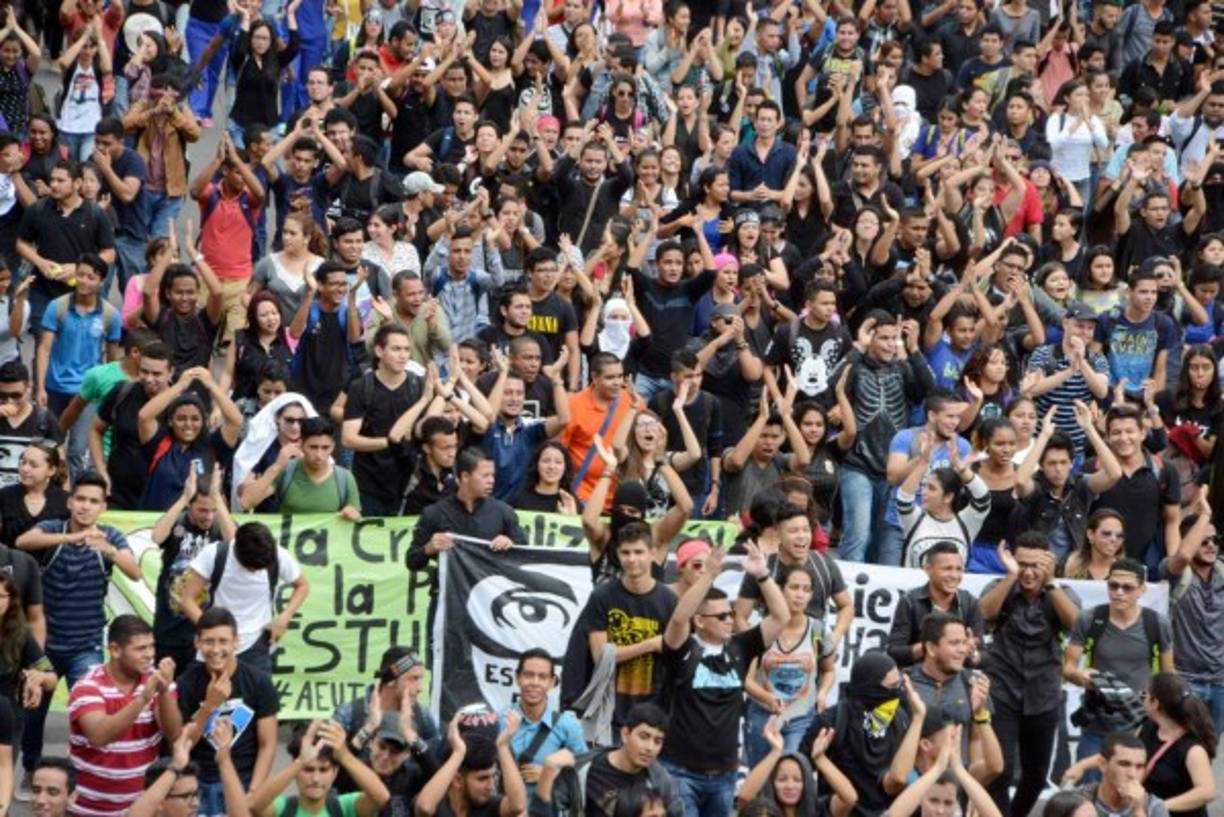 Estudiantes universitarios exigen la renuncia de la rectora de la Unah, Julieta Castellanos, en Tegucigalpa el 06 de julio de 2016. AFP