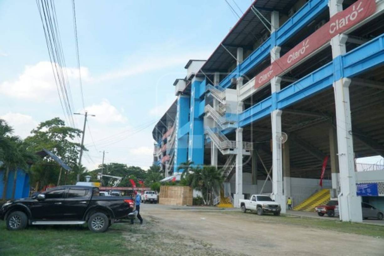 Los patrocinadores de la selección de Honduras se han instalado para colocar su respectiva publicidad.