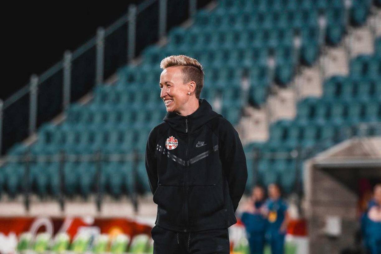 Priestman no se sentó en el banco en ese partido y, unas horas después, fue apartada del cargo hasta que finalice una “revisión externa independiente” abierta por la federación. 