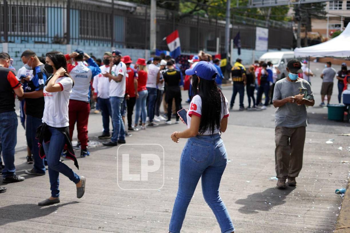 Son enormes las filas en las afueras del estadio Nacional.