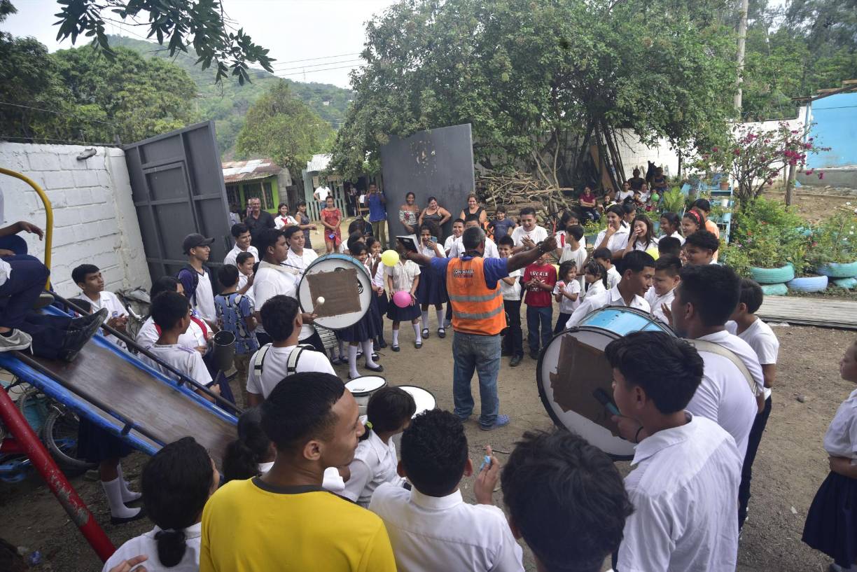 Se donaron pupitres, pintaron las aulas y donaron un nuevo sistema eléctrico, pues las llenas de las tormentas Eta y Iota habían arrasado con todo.