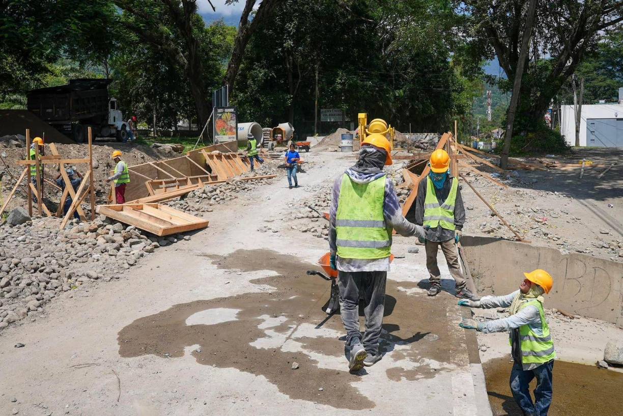 También establece la instalación de 23 tubos de concreto de 36 pulgadas sobre losa del paso existente, construcción de nuevas aproximaciones, protección de taludes aguas arriba y aguas abajo del río para proteger la estructura del vado.
