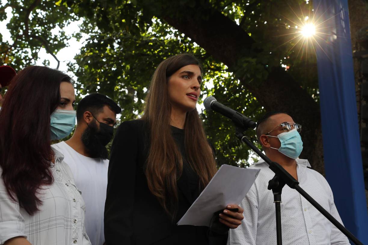 La ex modelo denunció, ante unas 200 personas que participaban en la protesta, que no pudo visitarlo durante su arresto y que el “único” familiar que lo hizo fue la hermana de Saab.