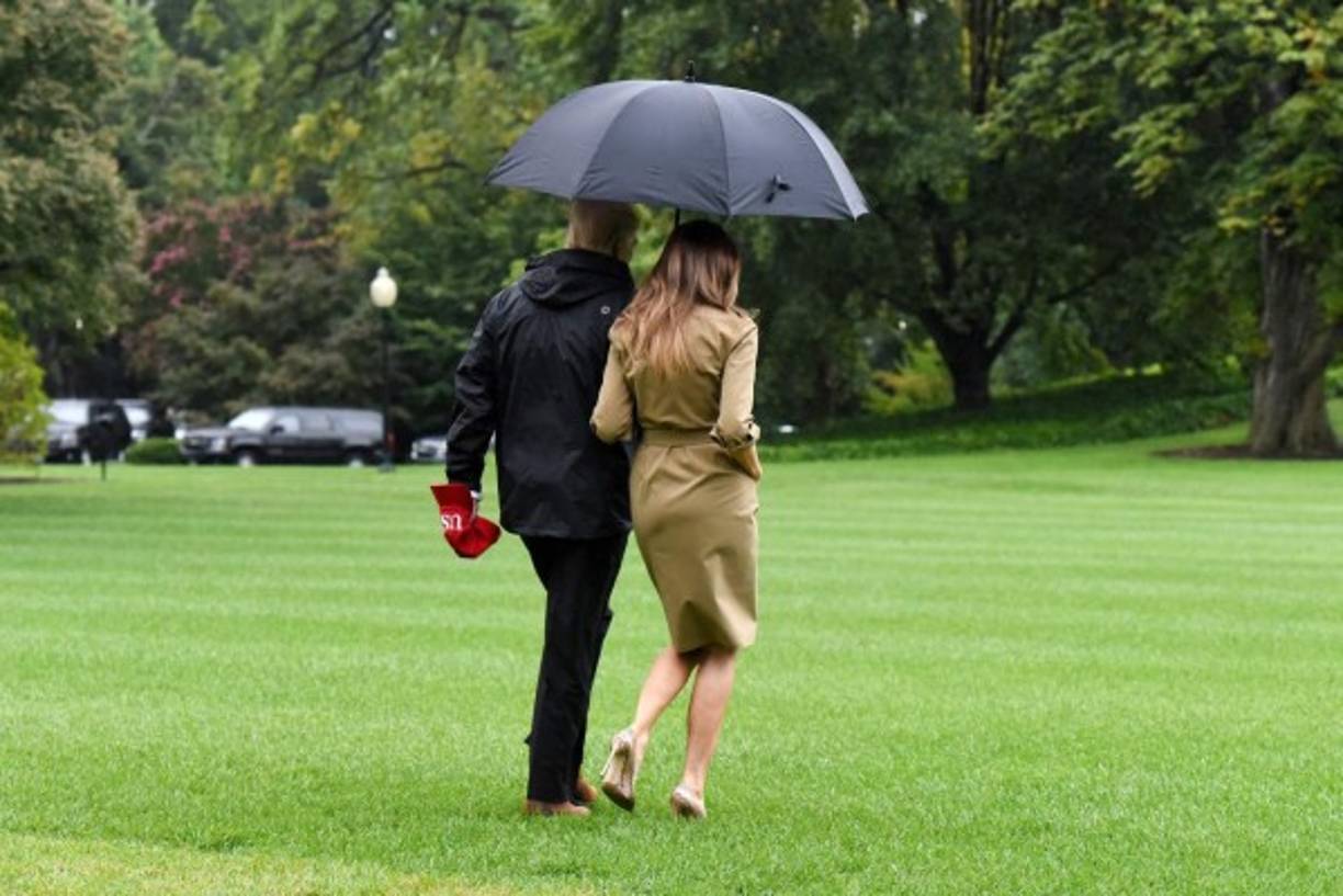 Melania vistió un traje verde olivo con unos tacones a tono para abordar el Marine Force One que la llevaría a la base Andrews, en Virginia, a tomar el Air Force One con destino a Houston.