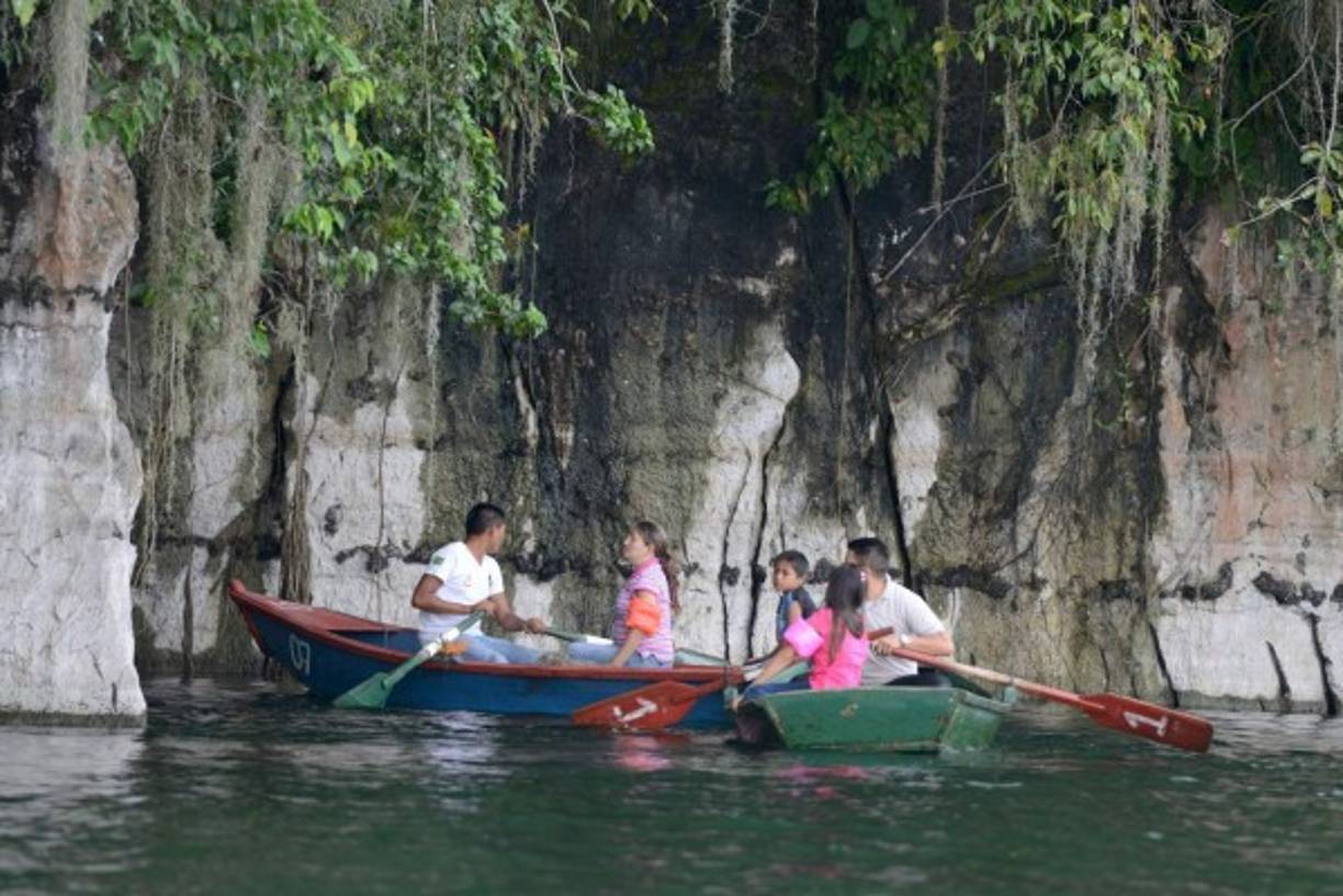 Un grupo de turistas reman en el Lago de Yojoa. AFP