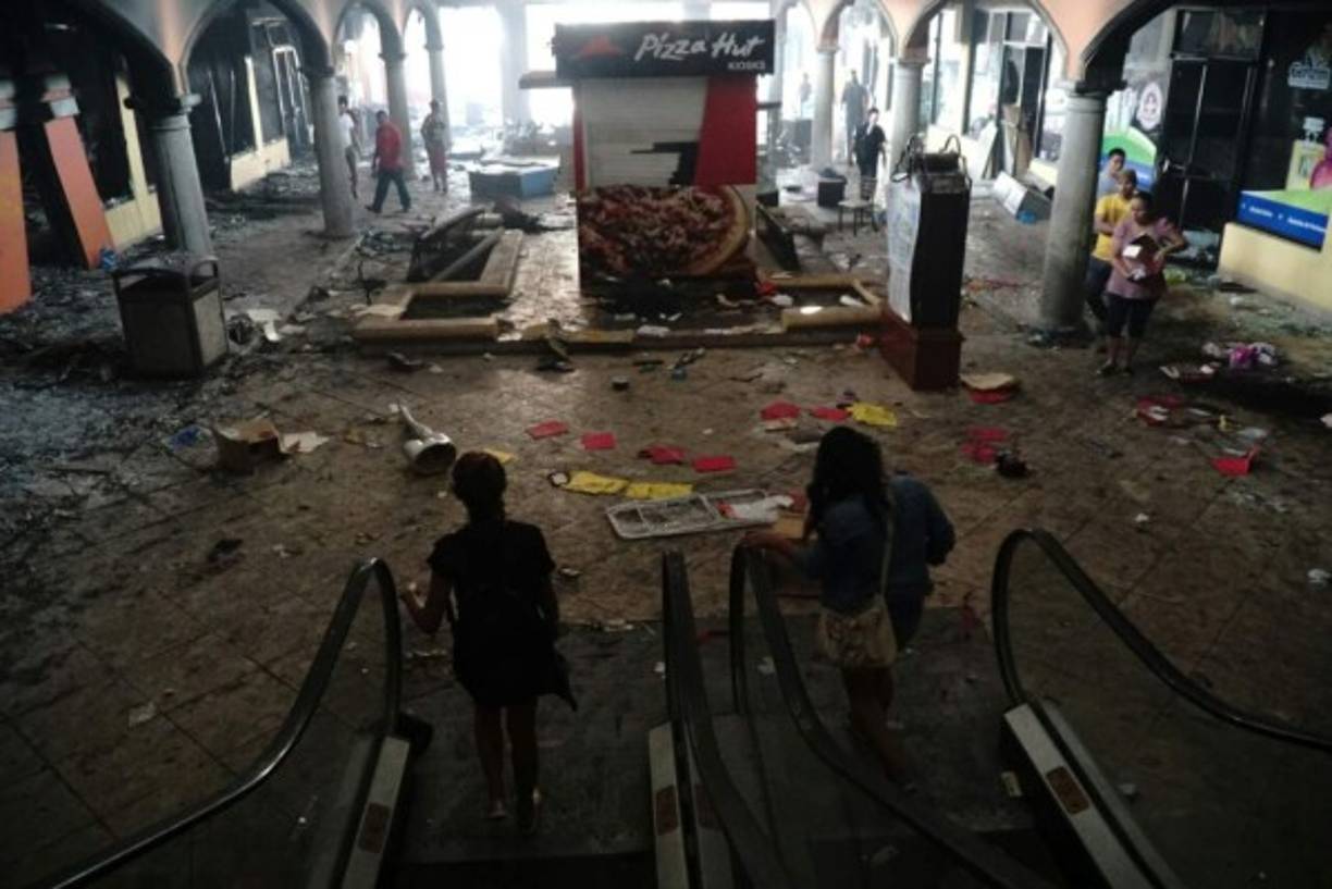 En el centro comercial de Choloma seguían robando producto y otros materiales que quedaron expuestos, sin medir las consecuencias fatales que puede tener ingresar al edificio con daños graves en su infraestructura.<br/>