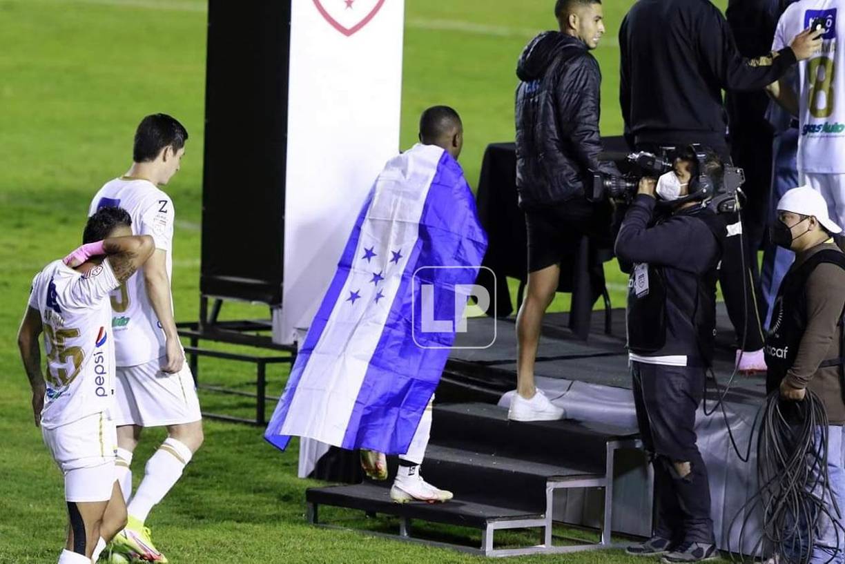 El catracho Júnior Lacayo estuvo en la premiación de Comunciaciones con la bandera de Honduras en su espalda.