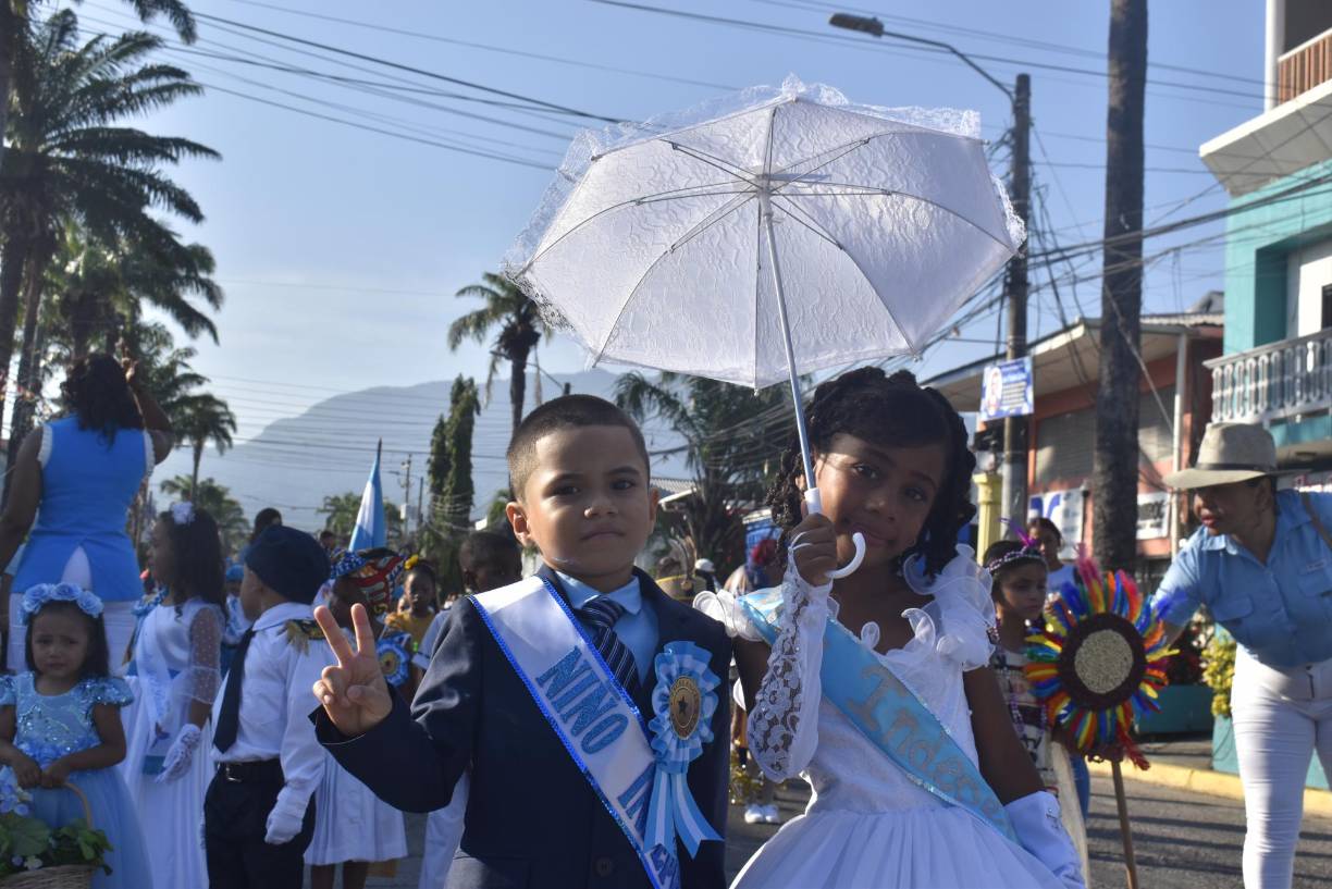 El niño y la niña Independencia marcharon con entusiasmo este jueves. 