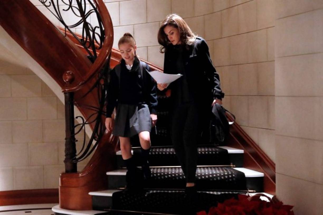La infanta Sofía por su parte se muestra más espontánea e independiente. Y más apegada a su madre, la reina Letizia.