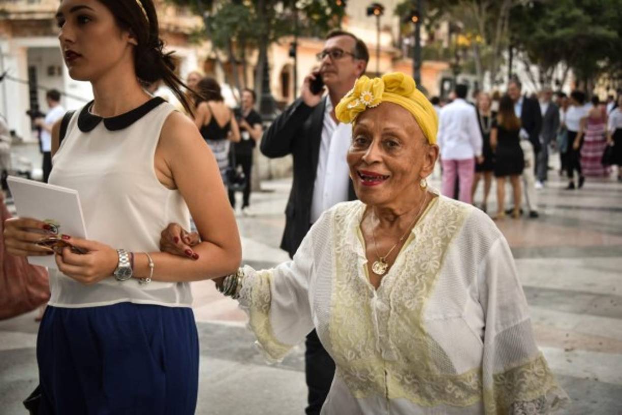 La cantante cubana Omara Portuondo (d) asiste al desfile de la casa de modas francesa Chanel.