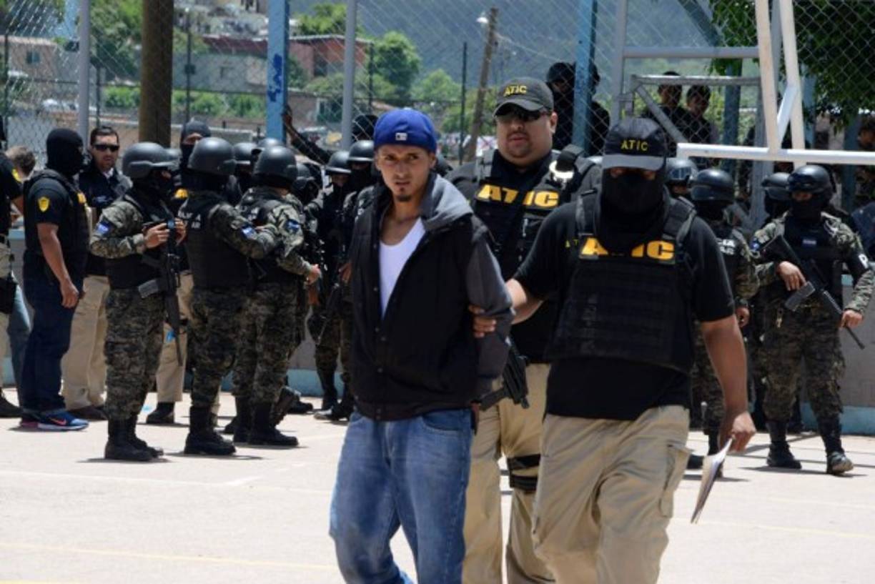 Uno de los detenidos es cuestodiado por varios elementos de la Agencia Técnica de Investigación Criminal (Atic).