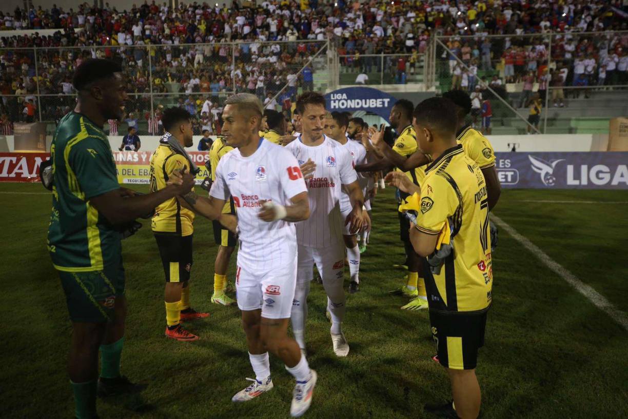 Y antes que sonara el pitazo inicial, la plantilla del Génesis le hizo el famoso pasillo a los blancos por ser el último campeón de Honduras.