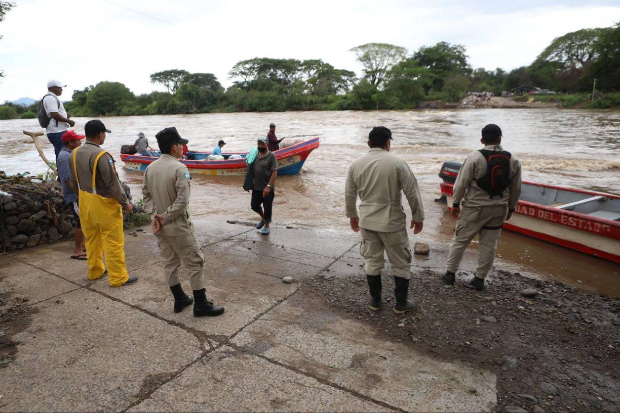 La Secretaría de Gestión de Riesgos y Contingencias de Honduras elevó este viernes de amarilla (vigilancia) a roja (de emergencia) la alerta en ocho departamentos del país, por las “fuertes lluvias” que causa un frente frío.