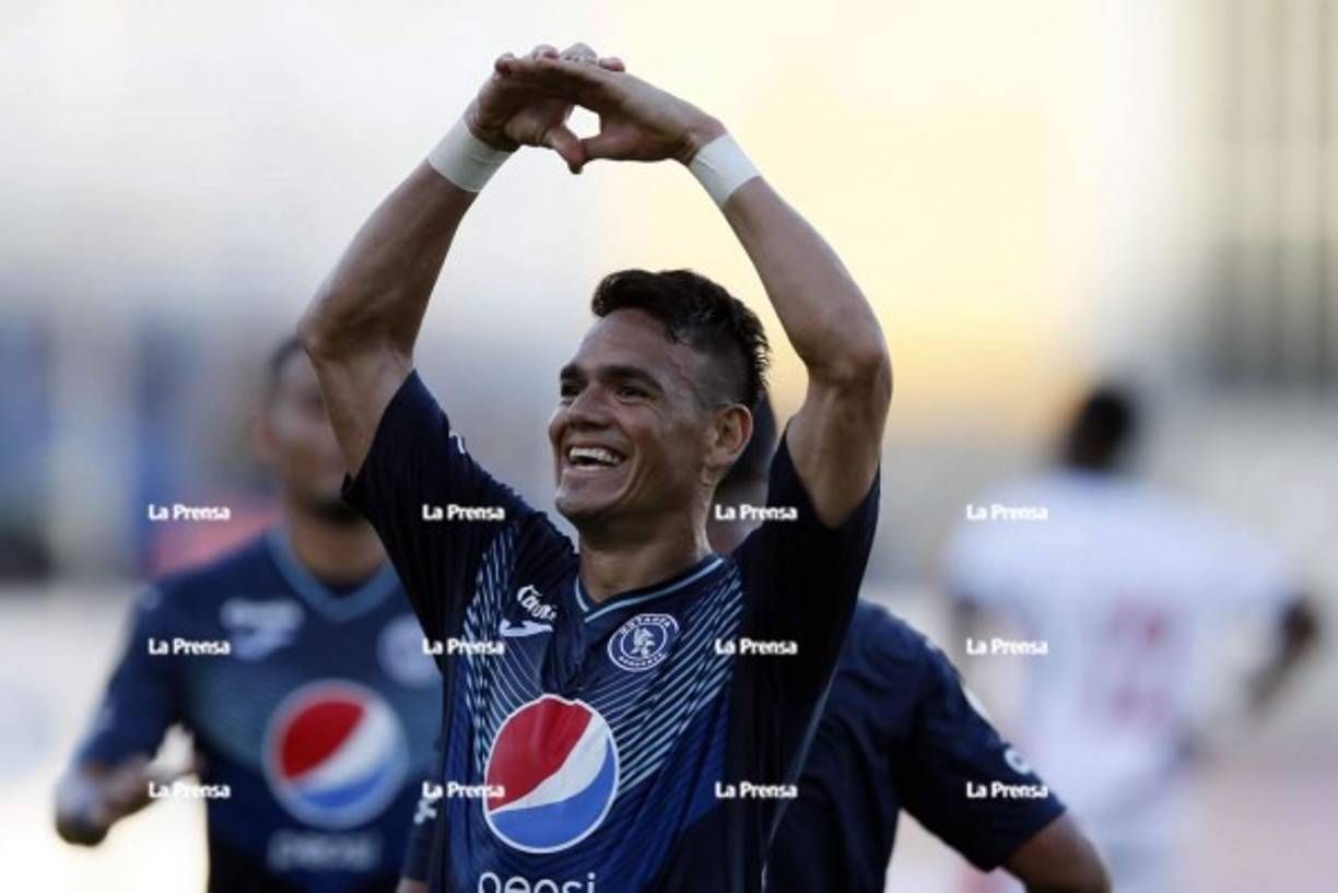 El paraguayo Roberto Moreira recibió una asistencia de Emilio Izaguirre y de cabeza puso el 2-1 del Motagua. Acá sale celebrando.