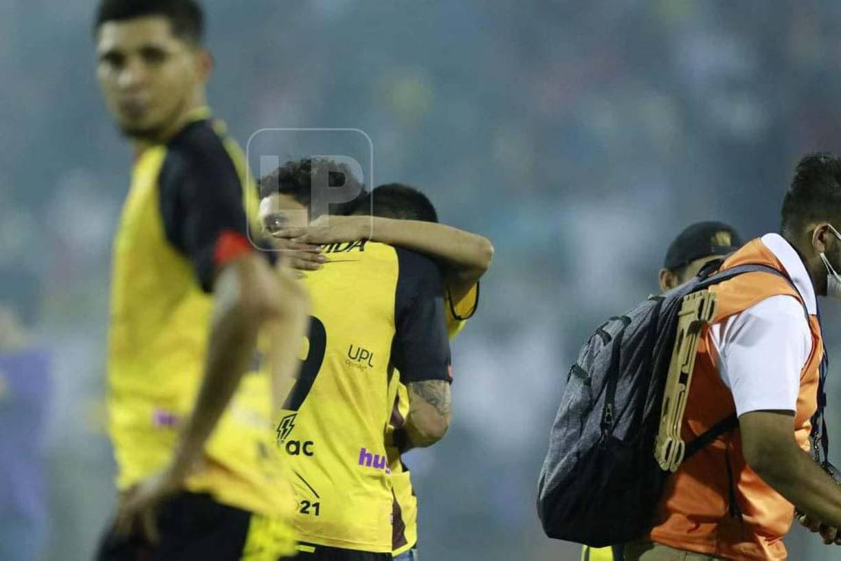 Jugadores del Real España derramaron lágrimas al quedarse sin poder salir campeón ante su gente.