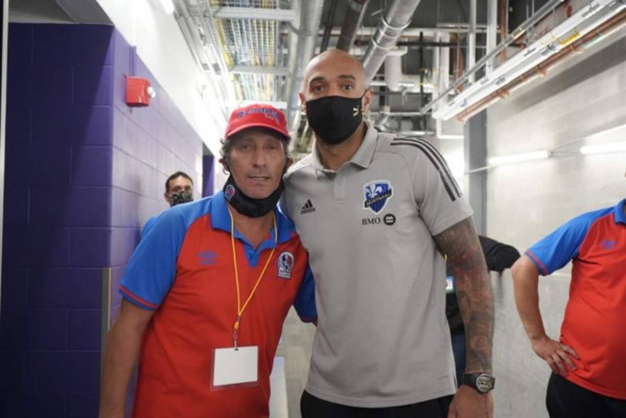 Pedro Troglio no perdió la oportunidad y se fotografió con el entrenador francés Thierry Henry.