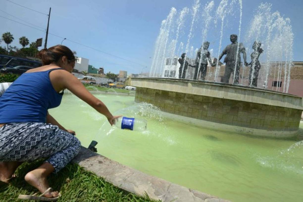 El otro problema al que se enfrentan los residentes de los distritos afectados es la escasez de agua potable. En la imagen algunas personas se abastecen de una fuente.