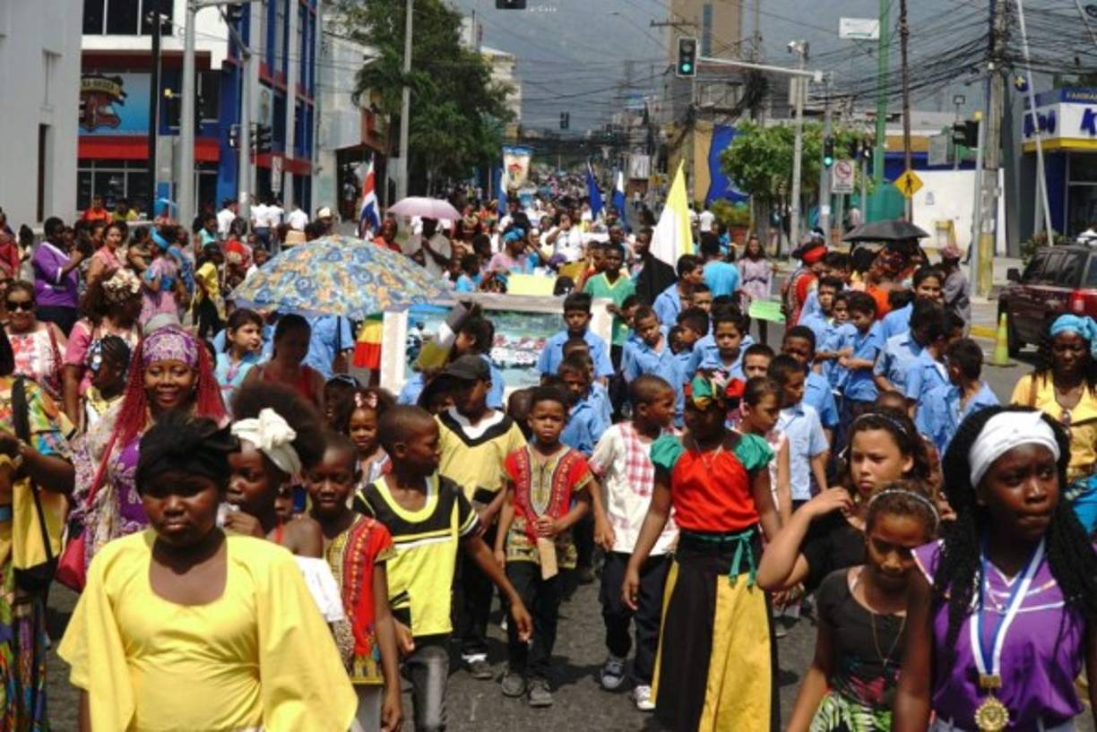 Aunque a nivel individual muchos garífiunas se han asimilado en la sociedad hondureña, no olvidan sus raíces.