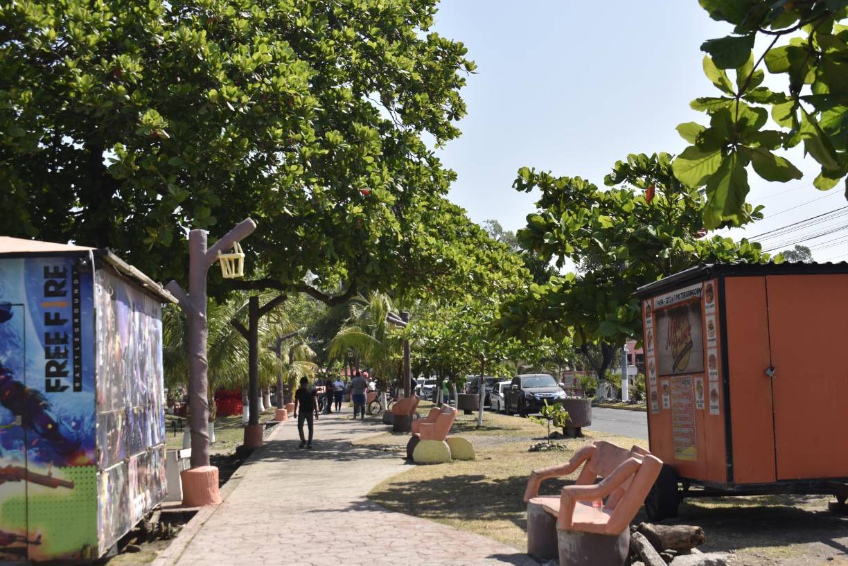 El Paso de los Ceibeños en el casco urbano, es uno de los sitios más concurridos durante esta temporada, debido a sus restaurantes y el mar cercano.
