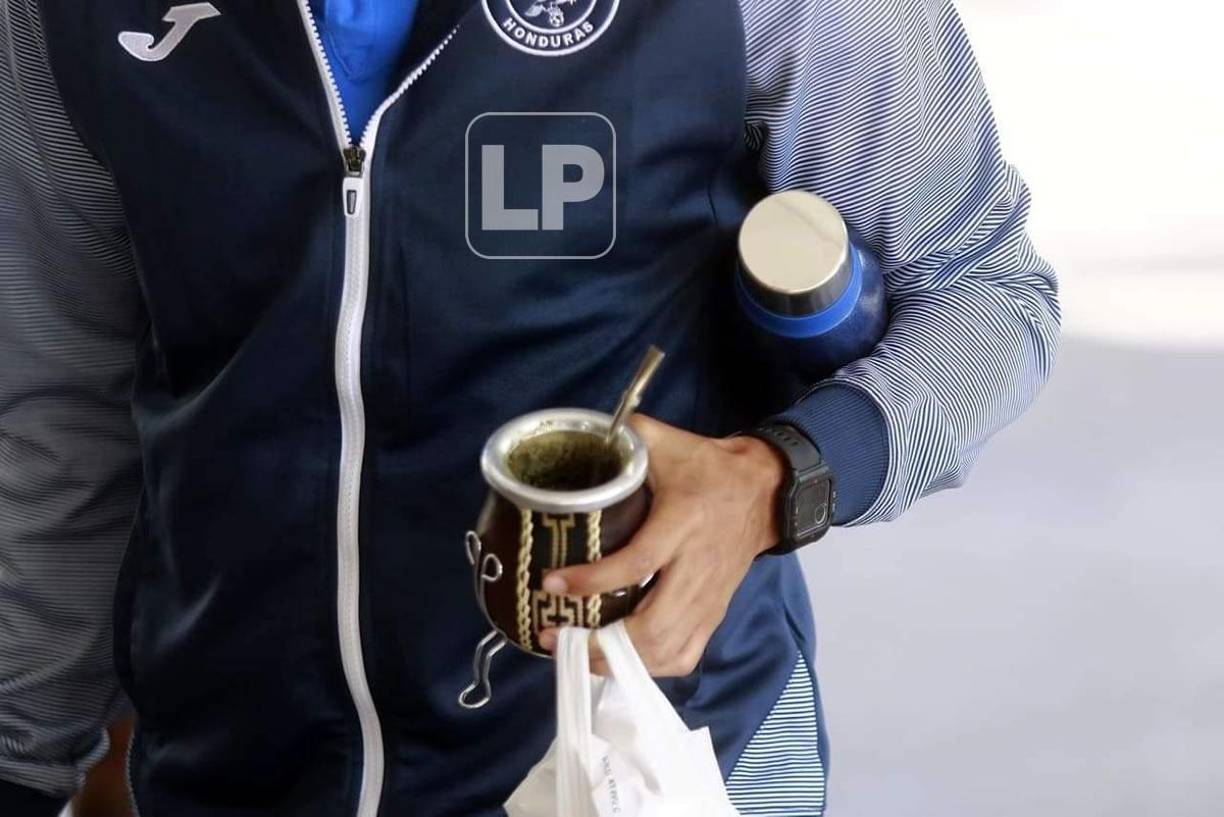 Óscar García con un termo y su mate en mano a su llegada al hotel de concentración.